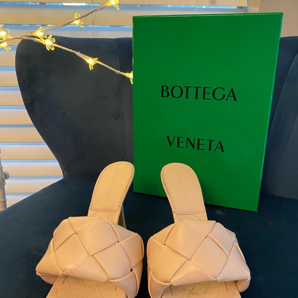 Authentic Bottega Venetta Lido Mule sandals in the color “Bandage” size 39.5